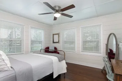 Tomball Craftman Cottage Hotels near Tomball Parkway Plaza