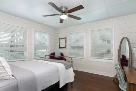 Tomball Craftman Cottage Отели в г. Томбал