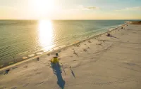 Tropical Breeze Resort - Beach