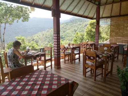 Aris Homestay and Warung Made Отели рядом с достопримечательностью «GKII BUKIT KALVARI BANYUSERI»
