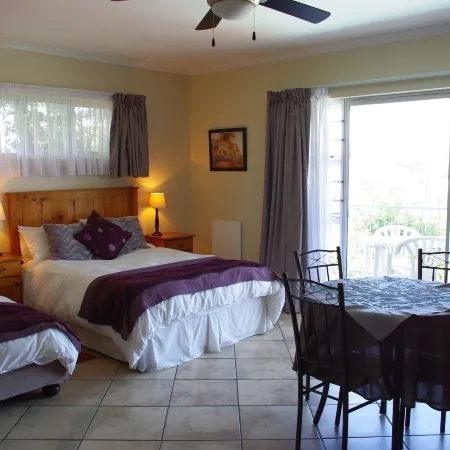 Aqua Marine Guest House Отели рядом с достопримечательностью «Форт Фредерик»
