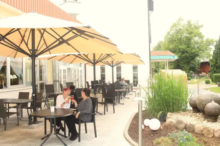 Parkhotel Klüschenberg Отели в г. Ной-Позерин