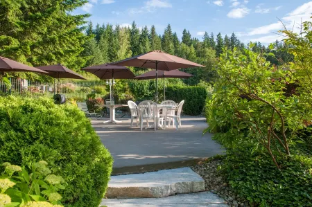 Hilltop Inn - Salmon Arm Отели рядом с достопримечательностью «Салмон Арм Уотерслидс»