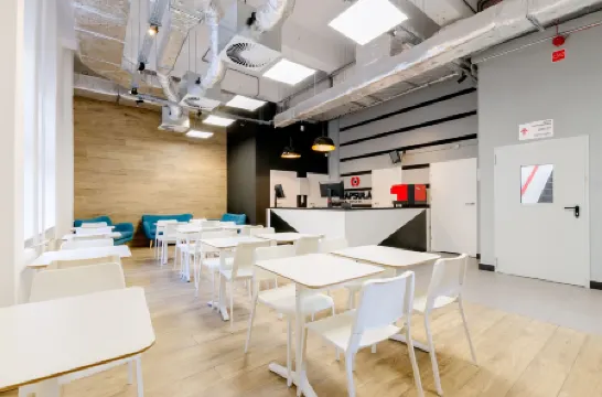 Kapsuła Hostel Warszawa Отели рядом с достопримечательностью «Скульптура «Мальчик и лебедь»»