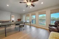 Lakeside Retreat, Hot Tub and Private Fishing Deck