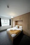 Private on Suites- Private Bathroom Every Room-1 Bus to Heathrow Airport - Parkering