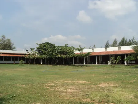 White Sand Beach Inn Отели рядом с достопримечательностью «Нилавели Бич»