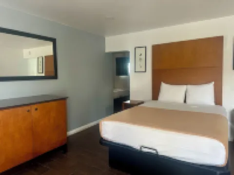 Oceanside Inn and Suites