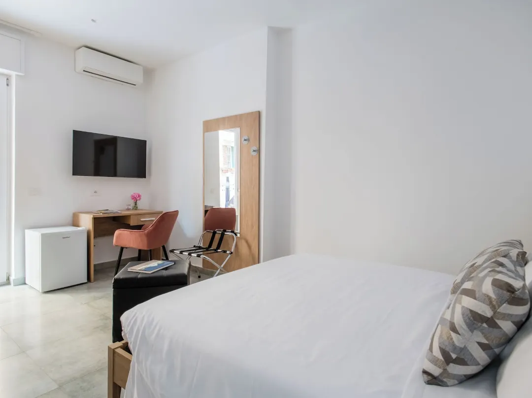 Salvator Rosa Rooms - Di Fronte Alla Metro, Terrazza & Self Check In - Neapol