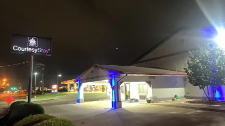 CourtesyStay Отели рядом с достопримечательностью «Харди Альмон Соссер Комплекс»