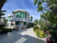 Yeşil Panjurlu Bahçeli Villa