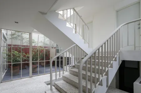 Apartamentos West End Отели рядом с достопримечательностью «Госпиталь Кабаньяс»