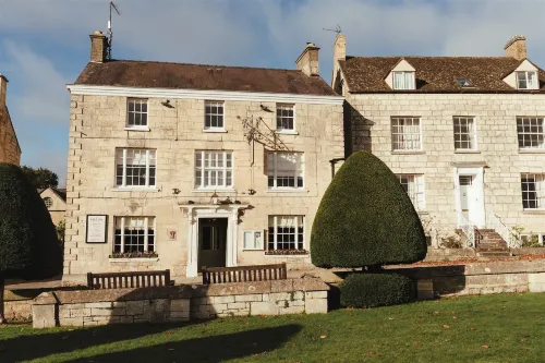 The Falcon Inn Hotels in Whiteshill and Ruscombe