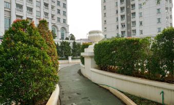 Comfy 1Br at Bellezza Apartment