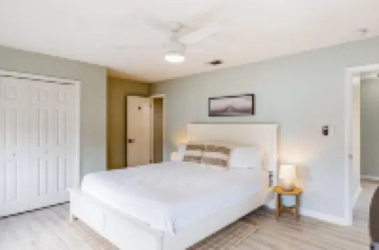 Gorgeous coastal townhome with washer/dryer, close to beach, & dog-friendly