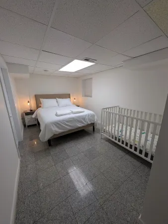 Comfy 2-bedroom apartment with AC, WiFi in Oak Park Отели рядом с достопримечательностью «Frank Lloyd Wright Home and Studio»