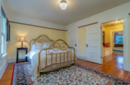 Steps from downtown - Beautiful historic home with AC, WiFi