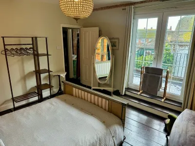 Waterloo Terrace -Historical luxury apartment in heart of Old Town with balcony. Hotels near Cornwallis Gardens