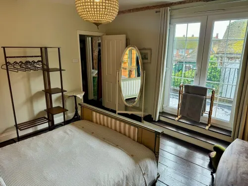 Waterloo Terrace -Historical luxury apartment in heart of Old Town with balcony.