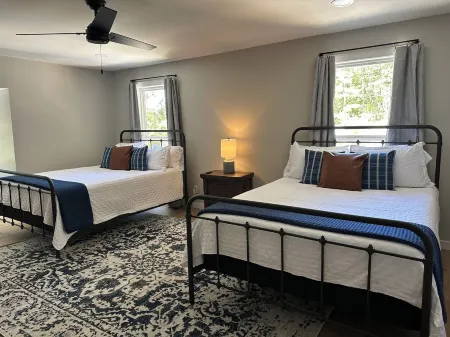 NEW Charming 3-bedroom house on Smith Lake.