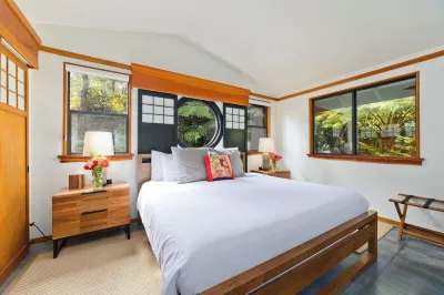 Volcano Tea House Cottage - Spa Bath, Hot Tub, and Fireplace with Japanese Decor