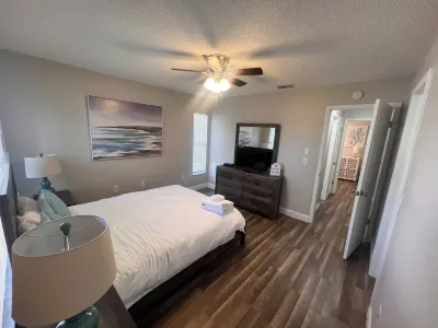 Seaside Serenity-Charming 3-bedroom-10 min drive to Bradenton Beach