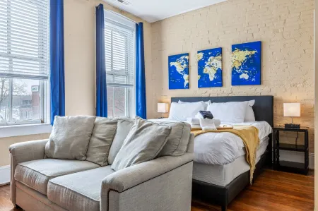 Charming Studio Overlooking Cobblestone Street - Cozy Retreat