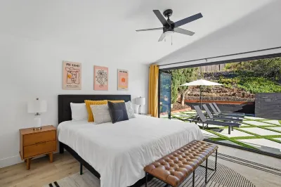 New Chic & Spacious, Pool, Hot Tub Pristine, Free Park,AC,Hike, Groups Hotels near Navajo Shopping Center