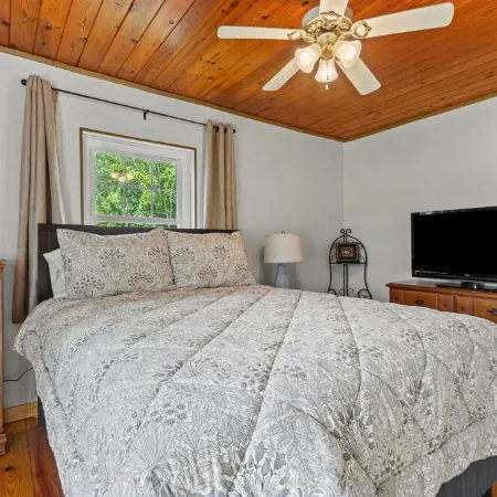 Peaceful Cabin Home-Minutes from Guntersville City Harbor and Boat Launches