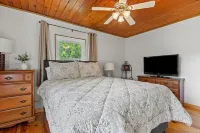 Peaceful Cabin Home-Minutes from Guntersville City Harbor and Boat Launches