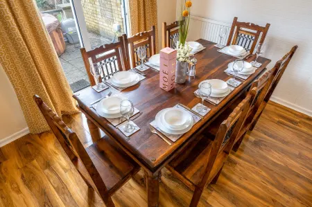 Pierocks Carver Entire House, Free Parking and Wi-fi in High Wycombe Отели рядом с достопримечательностью «Библиотека Хай-Уиком»