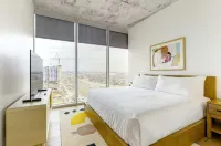 Luxe Rainey St High Rise - Heated Pool - Gym - Atx