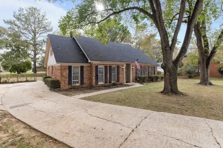 Midtown Fenced Yard & Patio- White Acres Retreat