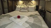 Lovely RV with outdoor pool  and Jacuzzi.