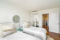 Malibu 2-bedroom designer furnished condo with AC. Central to everything! - balcony