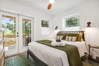 Urban Charmer Near Waterfalls & Wineries w/Fenced Yard- 6 min to Hendersonville