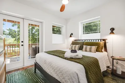 Urban Charmer Near Waterfalls & Wineries w/Fenced Yard- 6 min to Hendersonville Hotel in zona Jaymar Travel Park