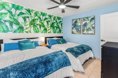 Tranquil Haven: Tropical themed 1-Bedroom Condo in SPI – Your Relaxing Retreat! Hotels near Emerald Beach Condo