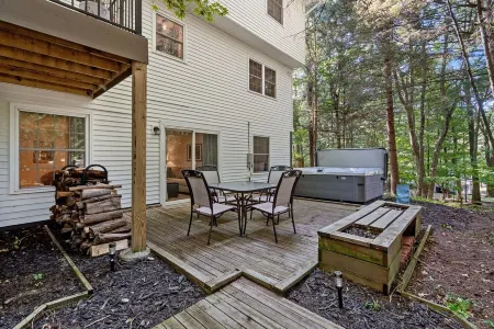 Lake MI Nest- perfect for group trips with access to Lake MI & private hot tub! Отели в г. Нортон Шорс