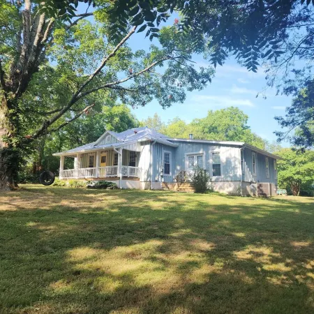 Charming 3-bedroom farmhouse private 15 minutes to downtown Chattanooga