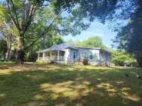 Charming 3-bedroom farmhouse private 15 minutes to downtown Chattanooga Hotels near James A. Smith Planetarium