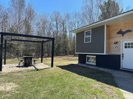 The 8's, Farmhouse Chic 4-Bedroom w/ Garage Access in Grand Marais, Pet Friendly