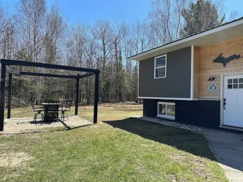 The 8's, Farmhouse Chic 4-Bedroom w/ Garage Access in Grand Marais, Pet Friendly