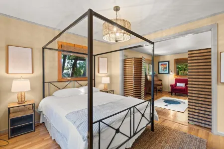 Adorable Santa Fe 3 Bedroom Home! Отели рядом с достопримечательностью «Публичная библиотека Санта-Фе»