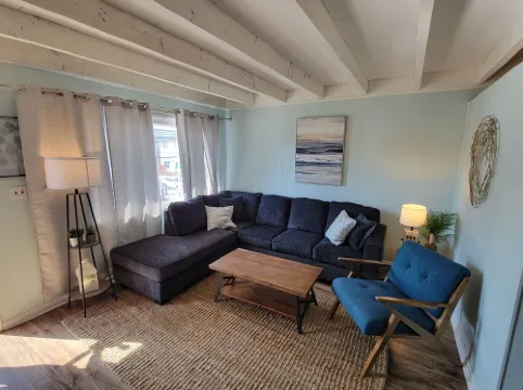 Best 1 Bedroom in SIC! 1 Block to the Beach.. A+ location .. Walk to Everything!