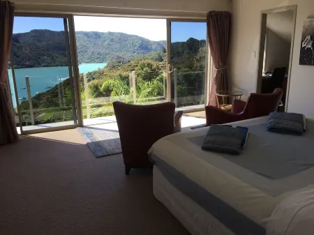 Incredible harbour views, secluded four bedroom character villa, private drive Отели в г. Уангароа