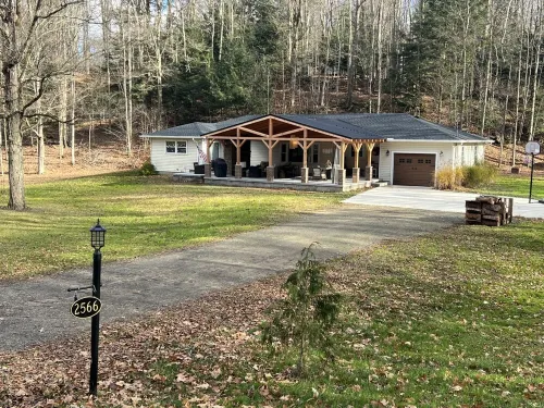 Findley Lake- Pfarrhaus- Enjoy 4 seasons of skiing, snowmobiling and the lake.