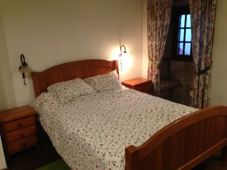 Rural house of the 18th century, overlooking the Aldán estuary.