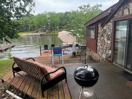 Cozy rustic lakefront cabin with AC and WiFi in charming Camdenton