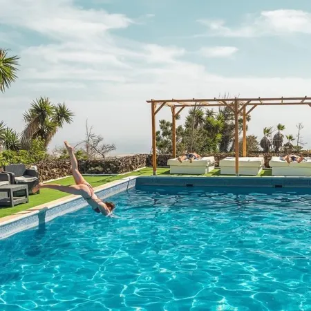Large Heated Pool, Hot Tub, Bar, Games Room, Gym, 2 Caves, New Outdoor Kitchen